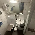 Victoria Hotel *