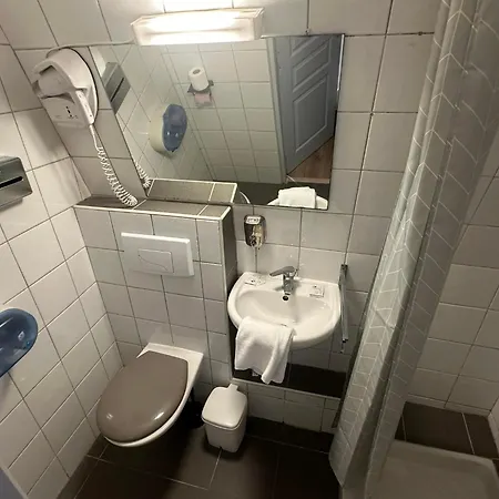 Victoria Hotel *